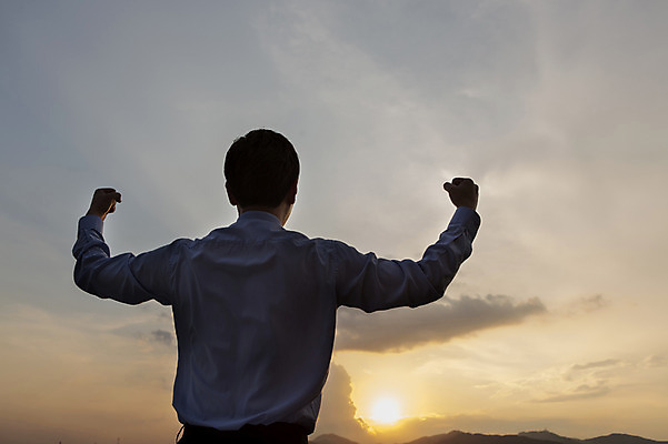 포토 JPG 주간 구름 남자 실루엣 비즈니스 모션 하늘 한명 사람 상반신 야외 태양 손들기 노을 파이팅 기쁨 남자만 남자한명만 국내포토 자연요소 1 감정 촬영기법 파일형식
