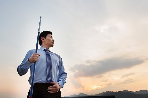 포토 JPG 주간 남자 창 비즈니스 모션 하늘 한명 서기 사람 동양인 정장 상반신 성인 야외 30대 한국인 비즈니스맨 남자만 남자한명만 성인남자만 성인한명만 성인남자한명만 장년만 장년남자만 장년남자한명만 성인만 국내포토 자연요소 1 옷 무기 인종 장년 직장인 파일형식