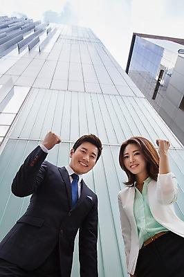 포토 JPG 주간 여자 남자 로우앵글 비즈니스 모션 하늘 서기 웃음 사람 동양인 정장 손짓 상반신 성인 야외 두명 건물 30대 파이팅 주먹 한국인 장년만 성인만 국내포토 자연요소 건축물 옷 뷰포인트 표정 인종 장년 파일형식