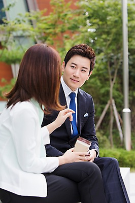 포토 JPG 주간 여자 남자 커피 비즈니스 휴식 대화 들기 사람 앉기 동양인 정장 상반신 성인 야외 두명 아웃포커스 30대 한국인 다리꼬기 장년만 성인만 국내포토 자연요소 옷 음료 컨셉 모션 촬영기법 말하기 인종 장년 파일형식