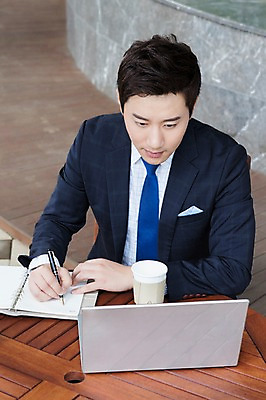 포토 JPG 주간 남자 커피 비즈니스 탁자 한명 사람 앉기 동양인 정장 상반신 성인 야외 앞모습 30대 노트북 펜 다이어리 카페 한국인 기록 업무 비즈니스맨 남자만 남자한명만 성인남자만 성인한명만 성인남자한명만 장년만 장년남자만 장년남자한명만 성인만 국내포토 자연요소 1 옷 음료 뷰포인트 가구 모션 인종 장년 전자제품 필기구 상점 사무용품 작업 직장인 파일형식