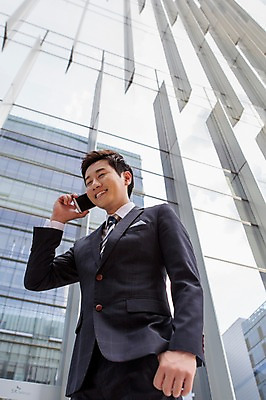 포토 JPG 주간 남자 로우앵글 비즈니스 모션 한명 서기 웃음 들기 사람 동양인 정장 상반신 성인 야외 건물 30대 스마트폰 핸드폰 한국인 비즈니스맨 통화 남자만 남자한명만 성인남자만 성인한명만 성인남자한명만 장년만 장년남자만 장년남자한명만 성인만 국내포토 자연요소 1 건축물 옷 뷰포인트 표정 인종 장년 전자제품 스마트기기 직장인 파일형식