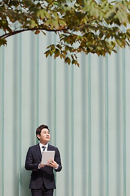 포토 JPG 주간 나무 식물 남자 비즈니스 모션 한명 서기 들기 사람 동양인 정장 상반신 성인 야외 앞모습 30대 태블릿 한국인 웹서핑 비즈니스맨 남자만 남자한명만 성인남자만 성인한명만 성인남자한명만 장년만 장년남자만 장년남자한명만 성인만 국내포토 자연요소 1 옷 뷰포인트 인종 장년 전자제품 스마트기기 직장인 파일형식