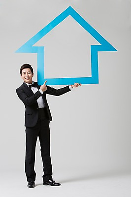 포토 JPG 스튜디오촬영 전신 모양 남자 신랑 결혼 부동산 실내 한명 서기 웃음 들기 사람 동양인 정장 턱시도 성인 앞모습 30대 한국인 남자만 남자한명만 성인남자만 성인한명만 성인남자한명만 장년만 장년남자만 장년남자한명만 성인만 집모양 국내포토 1 옷 뷰포인트 모션 표정 인종 이벤트 내부 장년 재산 파일형식