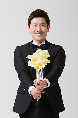 포토 JPG 스튜디오촬영 남자 부케 신랑 결혼 프로포즈 실내 한명 서기 웃음 들기 사람 동양인 정장 턱시도 상반신 성인 앞모습 30대 한국인 남자만 남자한명만 성인남자만 성인한명만 성인남자한명만 장년만 장년남자만 장년남자한명만 성인만 국내포토 1 옷 뷰포인트 꽃다발 모션 표정 인종 이벤트 내부 장년 파일형식