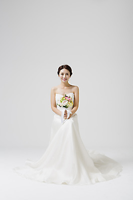 포토 JPG 스튜디오촬영 전신 드레스 여자 신부 부케 웨딩드레스 결혼 장신구 실내 한명 웃음 들기 사람 동양인 성인 앞모습 30대 한국인 여자만 여자한명만 성인여자만 성인한명만 성인여자한명만 장년만 장년여자만 장년여자한명만 성인만 국내포토 1 옷 뷰포인트 꽃다발 모션 표정 인종 이벤트 내부 장년 파일형식