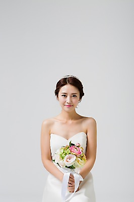 포토 JPG 스튜디오촬영 드레스 여자 신부 부케 웨딩드레스 결혼 장신구 실내 한명 웃음 들기 사람 동양인 상반신 성인 앞모습 30대 한국인 여자만 여자한명만 성인여자만 성인한명만 성인여자한명만 장년만 장년여자만 장년여자한명만 성인만 국내포토 1 옷 뷰포인트 꽃다발 모션 표정 인종 이벤트 내부 장년 파일형식