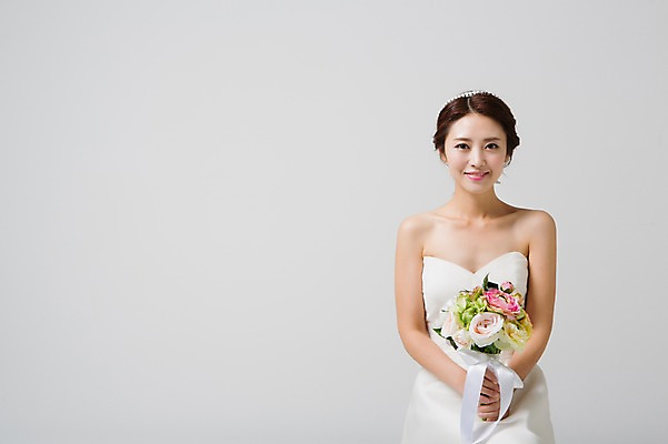 포토 JPG 스튜디오촬영 드레스 여자 신부 부케 웨딩드레스 결혼 장신구 실내 한명 웃음 들기 사람 동양인 상반신 성인 앞모습 30대 한국인 여자만 여자한명만 성인여자만 성인한명만 성인여자한명만 장년만 장년여자만 장년여자한명만 성인만 국내포토 1 옷 뷰포인트 꽃다발 모션 표정 인종 이벤트 내부 장년 파일형식