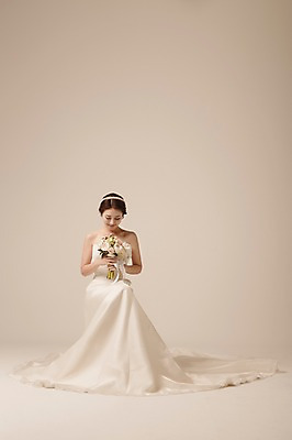 포토 JPG 스튜디오촬영 전신 드레스 여자 신부 부케 웨딩드레스 결혼 장신구 실내 한명 들기 사람 앉기 동양인 성인 앞모습 30대 한국인 여자만 여자한명만 성인여자만 성인한명만 성인여자한명만 장년만 장년여자만 장년여자한명만 성인만 국내포토 1 옷 뷰포인트 꽃다발 모션 인종 이벤트 내부 장년 파일형식