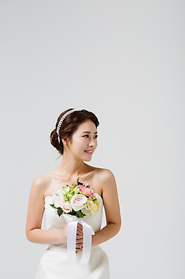 포토 JPG 스튜디오촬영 드레스 여자 신부 부케 웨딩드레스 결혼 장신구 실내 한명 웃음 들기 사람 동양인 상반신 성인 앞모습 30대 한국인 여자만 여자한명만 성인여자만 성인한명만 성인여자한명만 장년만 장년여자만 장년여자한명만 성인만 국내포토 1 옷 뷰포인트 꽃다발 모션 표정 인종 이벤트 내부 장년 파일형식