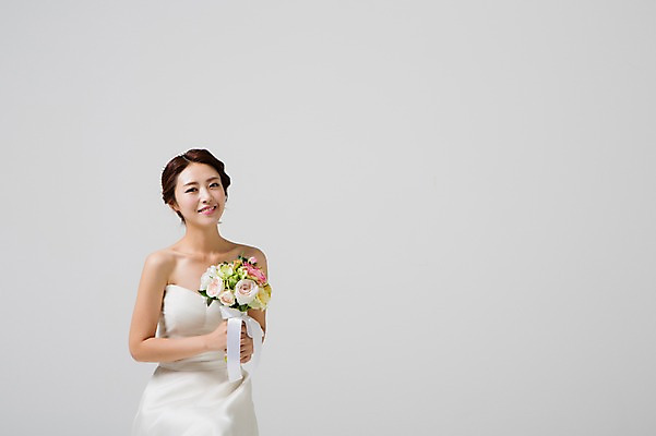 포토 JPG 스튜디오촬영 드레스 여자 신부 부케 웨딩드레스 결혼 장신구 실내 한명 웃음 들기 사람 동양인 상반신 성인 앞모습 30대 한국인 여자만 여자한명만 성인여자만 성인한명만 성인여자한명만 장년만 장년여자만 장년여자한명만 성인만 국내포토 1 옷 뷰포인트 꽃다발 모션 표정 인종 이벤트 내부 장년 파일형식