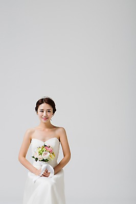 포토 JPG 스튜디오촬영 드레스 여자 신부 부케 웨딩드레스 결혼 장신구 실내 한명 웃음 들기 사람 동양인 상반신 성인 앞모습 30대 한국인 여자만 여자한명만 성인여자만 성인한명만 성인여자한명만 장년만 장년여자만 장년여자한명만 성인만 국내포토 1 옷 뷰포인트 꽃다발 모션 표정 인종 이벤트 내부 장년 파일형식