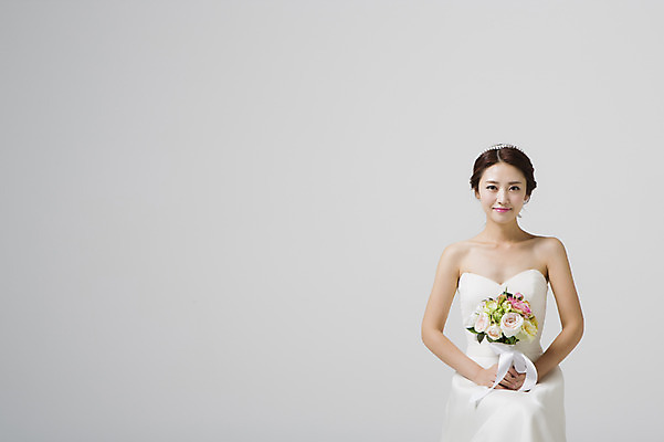 포토 JPG 스튜디오촬영 드레스 여자 신부 부케 웨딩드레스 결혼 장신구 실내 한명 웃음 들기 사람 동양인 상반신 성인 앞모습 30대 한국인 여자만 여자한명만 성인여자만 성인한명만 성인여자한명만 장년만 장년여자만 장년여자한명만 성인만 국내포토 1 옷 뷰포인트 꽃다발 모션 표정 인종 이벤트 내부 장년 파일형식