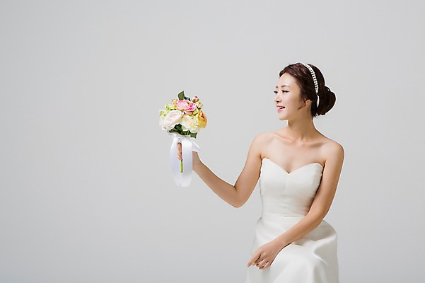 포토 JPG 스튜디오촬영 드레스 여자 신부 부케 웨딩드레스 결혼 장신구 실내 한명 들기 사람 앉기 동양인 상반신 성인 앞모습 30대 한국인 여자만 여자한명만 성인여자만 성인한명만 성인여자한명만 장년만 장년여자만 장년여자한명만 성인만 국내포토 1 옷 뷰포인트 꽃다발 모션 인종 이벤트 내부 장년 파일형식
