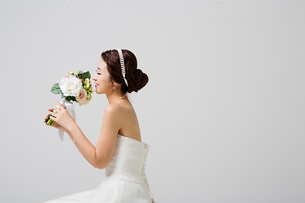 포토 JPG 스튜디오촬영 드레스 여자 신부 부케 웨딩드레스 결혼 장신구 실내 한명 웃음 들기 사람 동양인 상반신 성인 옆모습 30대 한국인 여자만 여자한명만 성인여자만 성인한명만 성인여자한명만 장년만 장년여자만 장년여자한명만 성인만 국내포토 1 옷 뷰포인트 꽃다발 모션 표정 인종 이벤트 내부 장년 파일형식