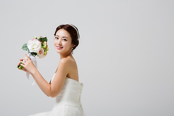 포토 JPG 스튜디오촬영 드레스 여자 신부 부케 웨딩드레스 결혼 장신구 실내 한명 웃음 들기 사람 동양인 상반신 성인 옆모습 30대 한국인 여자만 여자한명만 성인여자만 성인한명만 성인여자한명만 장년만 장년여자만 장년여자한명만 성인만 국내포토 1 옷 뷰포인트 꽃다발 모션 표정 인종 이벤트 내부 장년 파일형식