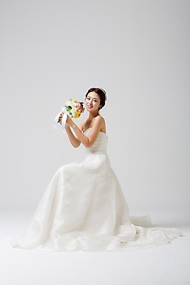 포토 JPG 스튜디오촬영 전신 드레스 여자 신부 부케 웨딩드레스 결혼 장신구 실내 한명 웃음 들기 사람 앉기 동양인 성인 옆모습 30대 한국인 여자만 여자한명만 성인여자만 성인한명만 성인여자한명만 장년만 장년여자만 장년여자한명만 성인만 국내포토 1 옷 뷰포인트 꽃다발 모션 표정 인종 이벤트 내부 장년 파일형식