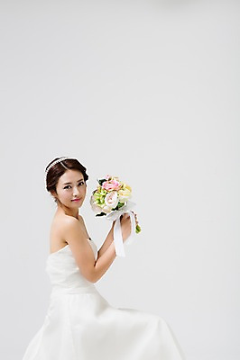 포토 JPG 스튜디오촬영 드레스 여자 신부 부케 웨딩드레스 결혼 장신구 실내 한명 들기 사람 앉기 동양인 상반신 성인 옆모습 30대 한국인 여자만 여자한명만 성인여자만 성인한명만 성인여자한명만 장년만 장년여자만 장년여자한명만 성인만 국내포토 1 옷 뷰포인트 꽃다발 모션 인종 이벤트 내부 장년 파일형식