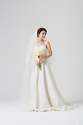 포토 JPG 스튜디오촬영 전신 드레스 여자 신부 부케 웨딩드레스 결혼 장신구 면사포 실내 한명 서기 웃음 들기 사람 동양인 성인 앞모습 30대 한국인 티아라 여자만 여자한명만 성인여자만 성인한명만 성인여자한명만 장년만 장년여자만 장년여자한명만 성인만 국내포토 1 옷 뷰포인트 꽃다발 모션 왕관 표정 인종 이벤트 내부 장년 결혼소품 파일형식