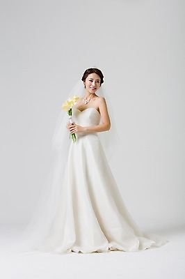 포토 JPG 스튜디오촬영 전신 드레스 여자 신부 부케 웨딩드레스 결혼 장신구 면사포 실내 한명 서기 웃음 들기 사람 동양인 성인 앞모습 30대 한국인 티아라 여자만 여자한명만 성인여자만 성인한명만 성인여자한명만 장년만 장년여자만 장년여자한명만 성인만 국내포토 1 옷 뷰포인트 꽃다발 모션 왕관 표정 인종 이벤트 내부 장년 결혼소품 파일형식