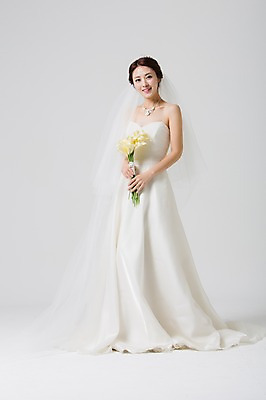 포토 JPG 스튜디오촬영 전신 드레스 여자 신부 부케 웨딩드레스 결혼 장신구 면사포 실내 한명 서기 웃음 들기 사람 동양인 성인 앞모습 30대 한국인 티아라 여자만 여자한명만 성인여자만 성인한명만 성인여자한명만 장년만 장년여자만 장년여자한명만 성인만 국내포토 1 옷 뷰포인트 꽃다발 모션 왕관 표정 인종 이벤트 내부 장년 결혼소품 파일형식