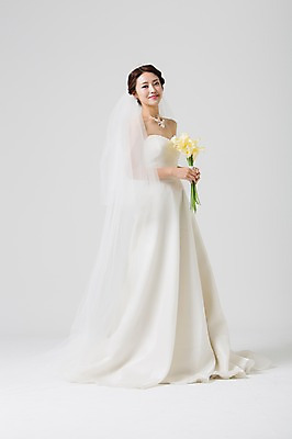 포토 JPG 스튜디오촬영 전신 드레스 여자 신부 부케 웨딩드레스 결혼 장신구 면사포 실내 한명 서기 웃음 들기 사람 동양인 성인 30대 한국인 티아라 여자만 여자한명만 성인여자만 성인한명만 성인여자한명만 장년만 장년여자만 장년여자한명만 성인만 국내포토 1 옷 꽃다발 모션 왕관 표정 인종 이벤트 내부 장년 결혼소품 파일형식