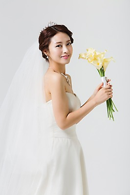 포토 JPG 스튜디오촬영 드레스 여자 신부 부케 웨딩드레스 결혼 장신구 면사포 실내 한명 서기 웃음 들기 사람 동양인 상반신 성인 옆모습 30대 한국인 티아라 여자만 여자한명만 성인여자만 성인한명만 성인여자한명만 장년만 장년여자만 장년여자한명만 성인만 국내포토 1 옷 뷰포인트 꽃다발 모션 왕관 표정 인종 이벤트 내부 장년 결혼소품 파일형식