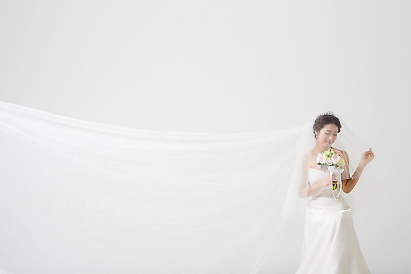 포토 JPG 스튜디오촬영 드레스 여자 신부 부케 웨딩드레스 결혼 면사포 실내 한명 서기 들기 사람 동양인 손짓 상반신 성인 앞모습 30대 눈감음 한국인 티아라 여자만 여자한명만 성인여자만 성인한명만 성인여자한명만 장년만 장년여자만 장년여자한명만 성인만 국내포토 1 옷 뷰포인트 꽃다발 모션 왕관 인종 이벤트 내부 장년 결혼소품 파일형식