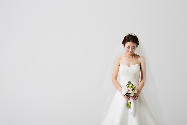 포토 JPG 스튜디오촬영 드레스 여자 신부 부케 웨딩드레스 결혼 장신구 면사포 실내 한명 서기 웃음 들기 사람 동양인 상반신 성인 앞모습 30대 눈감음 한국인 티아라 여자만 여자한명만 성인여자만 성인한명만 성인여자한명만 장년만 장년여자만 장년여자한명만 성인만 국내포토 1 옷 뷰포인트 꽃다발 모션 왕관 표정 인종 이벤트 내부 장년 결혼소품 파일형식
