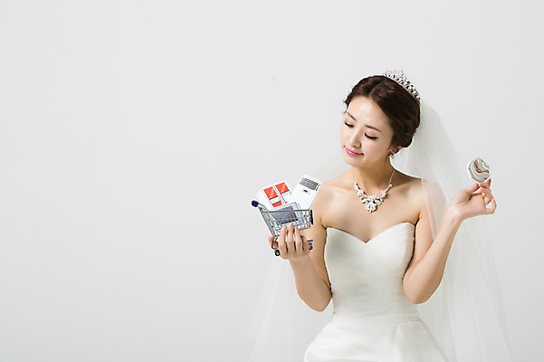 포토 JPG 스튜디오촬영 드레스 여자 신부 웨딩드레스 결혼 장신구 모션 면사포 실내 한명 웃음 들기 사람 동양인 상반신 성인 앞모습 30대 쇼핑 쇼핑카 한국인 티아라 혼수품 여자만 여자한명만 성인여자만 성인한명만 성인여자한명만 장년만 장년여자만 장년여자한명만 성인만 국내포토 1 옷 뷰포인트 왕관 표정 인종 이벤트 내부 장년 카트 오브젝트 결혼소품 파일형식