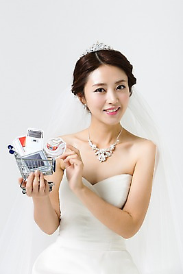 포토 JPG 스튜디오촬영 드레스 여자 신부 웨딩드레스 결혼 장신구 모션 면사포 실내 한명 웃음 들기 사람 동양인 상반신 성인 앞모습 30대 쇼핑 쇼핑카 한국인 티아라 혼수품 여자만 여자한명만 성인여자만 성인한명만 성인여자한명만 장년만 장년여자만 장년여자한명만 성인만 국내포토 1 옷 뷰포인트 왕관 표정 인종 이벤트 내부 장년 카트 오브젝트 결혼소품 파일형식
