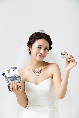 포토 JPG 스튜디오촬영 드레스 여자 신부 웨딩드레스 결혼 장신구 모션 면사포 실내 한명 웃음 들기 사람 동양인 상반신 성인 앞모습 30대 쇼핑 쇼핑카 한국인 티아라 전기밥솥 혼수품 여자만 여자한명만 성인여자만 성인한명만 성인여자한명만 장년만 장년여자만 장년여자한명만 성인만 국내포토 1 옷 뷰포인트 왕관 표정 인종 이벤트 내부 장년 카트 가전제품 오브젝트 결혼소품 파일형식
