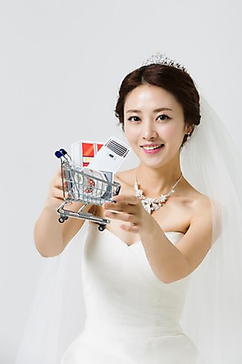 포토 JPG 스튜디오촬영 드레스 여자 신부 웨딩드레스 결혼 장신구 모션 면사포 실내 한명 웃음 들기 사람 동양인 상반신 성인 앞모습 30대 쇼핑 한국인 티아라 혼수품 여자만 여자한명만 성인여자만 성인한명만 성인여자한명만 장년만 장년여자만 장년여자한명만 성인만 국내포토 1 옷 뷰포인트 왕관 표정 인종 이벤트 내부 장년 오브젝트 결혼소품 파일형식