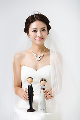 포토 JPG 스튜디오촬영 드레스 여자 신부 인형 웨딩드레스 신랑 결혼 장신구 면사포 실내 한명 웃음 들기 사람 동양인 상반신 성인 앞모습 30대 한국인 티아라 신랑신부 신랑신부인형 여자만 여자한명만 성인여자만 성인한명만 성인여자한명만 장년만 장년여자만 장년여자한명만 성인만 국내포토 1 옷 신부_웨딩 뷰포인트 모션 왕관 표정 인종 이벤트 내부 장년 결혼소품 파일형식