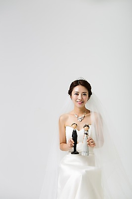 포토 JPG 스튜디오촬영 드레스 여자 신부 인형 웨딩드레스 신랑 결혼 장신구 면사포 실내 한명 웃음 들기 사람 동양인 상반신 성인 앞모습 30대 한국인 티아라 신랑신부 신랑신부인형 여자만 여자한명만 성인여자만 성인한명만 성인여자한명만 장년만 장년여자만 장년여자한명만 성인만 국내포토 1 옷 신부_웨딩 뷰포인트 모션 왕관 표정 인종 이벤트 내부 장년 결혼소품 파일형식