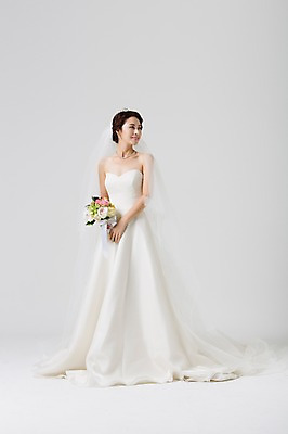 포토 JPG 스튜디오촬영 전신 드레스 여자 신부 부케 웨딩드레스 결혼 장신구 면사포 실내 한명 서기 웃음 들기 사람 동양인 성인 30대 한국인 티아라 여자만 여자한명만 성인여자만 성인한명만 성인여자한명만 장년만 장년여자만 장년여자한명만 성인만 국내포토 1 옷 꽃다발 모션 왕관 표정 인종 이벤트 내부 장년 결혼소품 파일형식