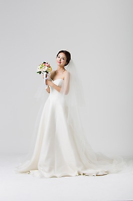 포토 JPG 스튜디오촬영 전신 드레스 여자 신부 부케 웨딩드레스 결혼 장신구 면사포 실내 한명 서기 웃음 들기 사람 동양인 성인 30대 한국인 티아라 여자만 여자한명만 성인여자만 성인한명만 성인여자한명만 장년만 장년여자만 장년여자한명만 성인만 국내포토 1 옷 꽃다발 모션 왕관 표정 인종 이벤트 내부 장년 결혼소품 파일형식