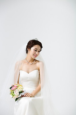 포토 JPG 스튜디오촬영 드레스 여자 신부 부케 웨딩드레스 결혼 장신구 면사포 실내 한명 웃음 들기 사람 앉기 동양인 상반신 성인 앞모습 30대 한국인 티아라 여자만 여자한명만 성인여자만 성인한명만 성인여자한명만 장년만 장년여자만 장년여자한명만 성인만 국내포토 1 옷 뷰포인트 꽃다발 모션 왕관 표정 인종 이벤트 내부 장년 결혼소품 파일형식