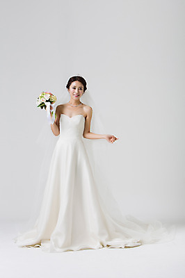포토 JPG 스튜디오촬영 전신 드레스 여자 신부 부케 웨딩드레스 결혼 장신구 면사포 실내 한명 서기 웃음 들기 사람 동양인 손짓 성인 앞모습 30대 한국인 티아라 여자만 여자한명만 성인여자만 성인한명만 성인여자한명만 장년만 장년여자만 장년여자한명만 성인만 국내포토 1 옷 뷰포인트 꽃다발 모션 왕관 표정 인종 이벤트 내부 장년 결혼소품 파일형식