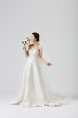 포토 JPG 스튜디오촬영 전신 드레스 여자 신부 부케 웨딩드레스 결혼 장신구 면사포 실내 한명 서기 들기 사람 동양인 손짓 성인 30대 한국인 티아라 여자만 여자한명만 성인여자만 성인한명만 성인여자한명만 장년만 장년여자만 장년여자한명만 성인만 국내포토 1 옷 꽃다발 모션 왕관 인종 이벤트 내부 장년 결혼소품 파일형식