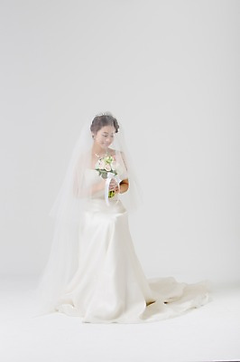 포토 JPG 스튜디오촬영 전신 드레스 여자 신부 부케 웨딩드레스 결혼 장신구 면사포 실내 한명 들기 사람 앉기 동양인 성인 앞모습 30대 한국인 티아라 여자만 여자한명만 성인여자만 성인한명만 성인여자한명만 장년만 장년여자만 장년여자한명만 성인만 국내포토 1 옷 뷰포인트 꽃다발 모션 왕관 인종 이벤트 내부 장년 결혼소품 파일형식