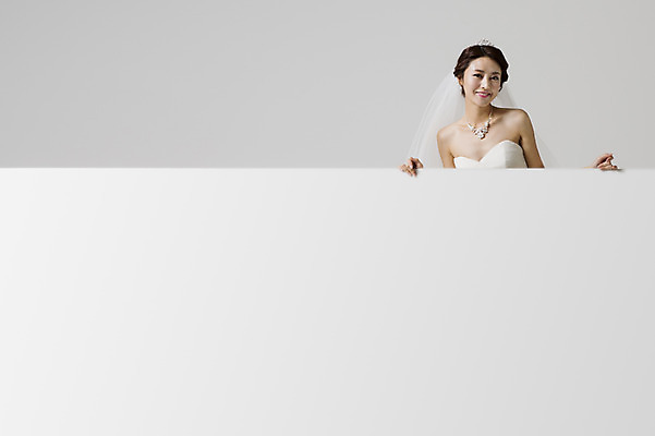 포토 JPG 스튜디오촬영 드레스 여자 신부 웨딩드레스 결혼 장신구 안내 프레임 면사포 실내 한명 웃음 사람 동양인 상반신 성인 앞모습 30대 한국인 알림 티아라 여자만 여자한명만 성인여자만 성인한명만 성인여자한명만 장년만 장년여자만 장년여자한명만 성인만 국내포토 1 옷 뷰포인트 왕관 표정 인종 이벤트 내부 장년 결혼소품 파일형식