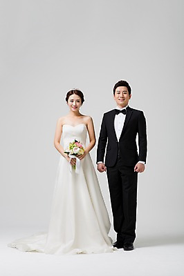 포토 JPG 스튜디오촬영 전신 부부 드레스 여자 남자 신부 부케 웨딩드레스 신랑 결혼 모션 실내 서기 웃음 들기 사람 동양인 정장 턱시도 성인 두명 앞모습 30대 한국인 장년만 성인만 국내포토 커플 옷 뷰포인트 꽃다발 표정 인종 이벤트 내부 장년 파일형식