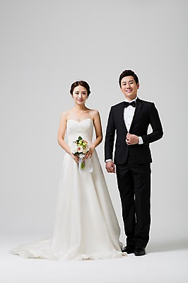 포토 JPG 스튜디오촬영 전신 부부 드레스 여자 남자 신부 부케 웨딩드레스 신랑 결혼 모션 실내 서기 웃음 들기 사람 동양인 정장 턱시도 성인 두명 앞모습 30대 한국인 장년만 성인만 국내포토 커플 옷 뷰포인트 꽃다발 표정 인종 이벤트 내부 장년 파일형식