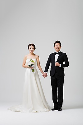 포토 JPG 스튜디오촬영 전신 부부 드레스 여자 남자 신부 부케 웨딩드레스 신랑 결혼 모션 실내 서기 웃음 들기 사람 동양인 정장 턱시도 성인 두명 앞모습 30대 손잡기 한국인 장년만 성인만 국내포토 커플 옷 뷰포인트 꽃다발 표정 인종 이벤트 내부 장년 파일형식