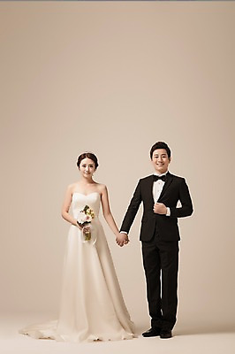 포토 JPG 스튜디오촬영 전신 부부 드레스 여자 남자 신부 부케 웨딩드레스 신랑 결혼 모션 실내 서기 웃음 들기 사람 동양인 정장 턱시도 성인 두명 앞모습 30대 손잡기 한국인 장년만 성인만 국내포토 커플 옷 뷰포인트 꽃다발 표정 인종 이벤트 내부 장년 파일형식