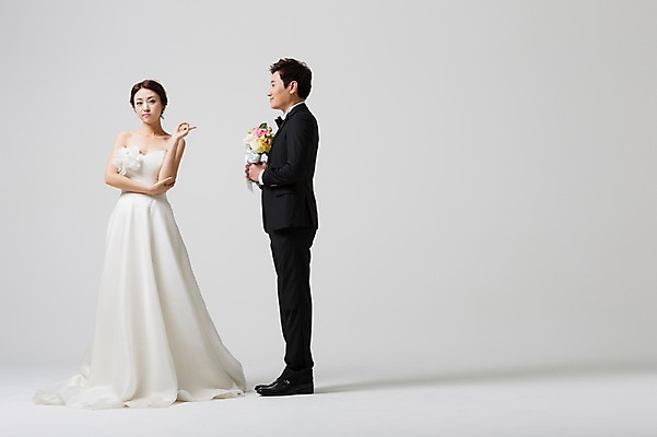 포토 JPG 스튜디오촬영 전신 부부 드레스 여자 남자 신부 부케 웨딩드레스 신랑 결혼 프로포즈 모션 실내 서기 들기 사람 동양인 정장 턱시도 손짓 성인 두명 앞모습 옆모습 30대 한국인 장년만 성인만 국내포토 커플 옷 뷰포인트 꽃다발 인종 이벤트 내부 장년 파일형식