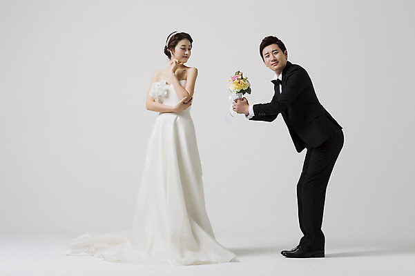 포토 JPG 스튜디오촬영 전신 부부 드레스 여자 남자 신부 부케 웨딩드레스 신랑 결혼 프로포즈 모션 실내 서기 들기 사람 동양인 정장 턱시도 성인 두명 앞모습 옆모습 30대 턱괴기 한국인 장년만 성인만 국내포토 커플 옷 뷰포인트 꽃다발 인종 이벤트 내부 장년 파일형식