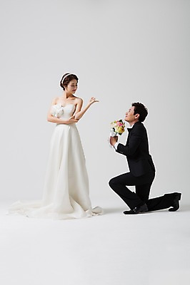 포토 JPG 스튜디오촬영 전신 부부 드레스 여자 남자 신부 부케 웨딩드레스 신랑 결혼 프로포즈 모션 실내 서기 들기 사람 동양인 정장 턱시도 손짓 성인 두명 옆모습 30대 한국인 무릎꿇기 장년만 성인만 국내포토 커플 옷 뷰포인트 꽃다발 인종 이벤트 내부 장년 파일형식