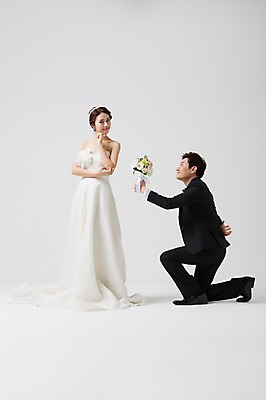 포토 JPG 스튜디오촬영 전신 부부 드레스 여자 남자 신부 부케 웨딩드레스 신랑 결혼 프로포즈 모션 실내 서기 들기 사람 동양인 정장 턱시도 성인 두명 옆모습 30대 턱괴기 한국인 무릎꿇기 장년만 성인만 국내포토 커플 옷 뷰포인트 꽃다발 인종 이벤트 내부 장년 파일형식